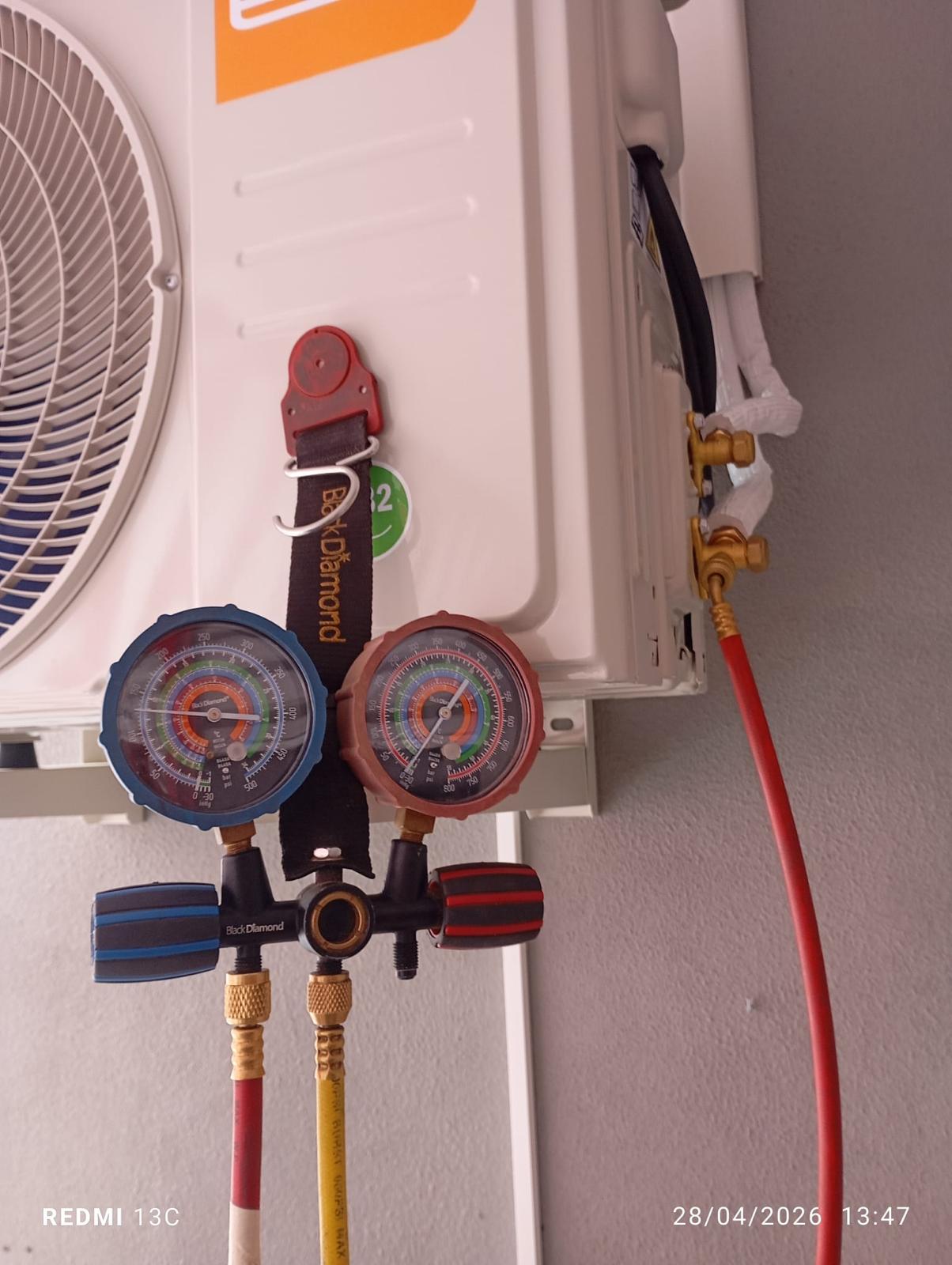 Instalación de split de aire acondicionado en fachada de vivienda en Granadilla de Abona, Tenerife