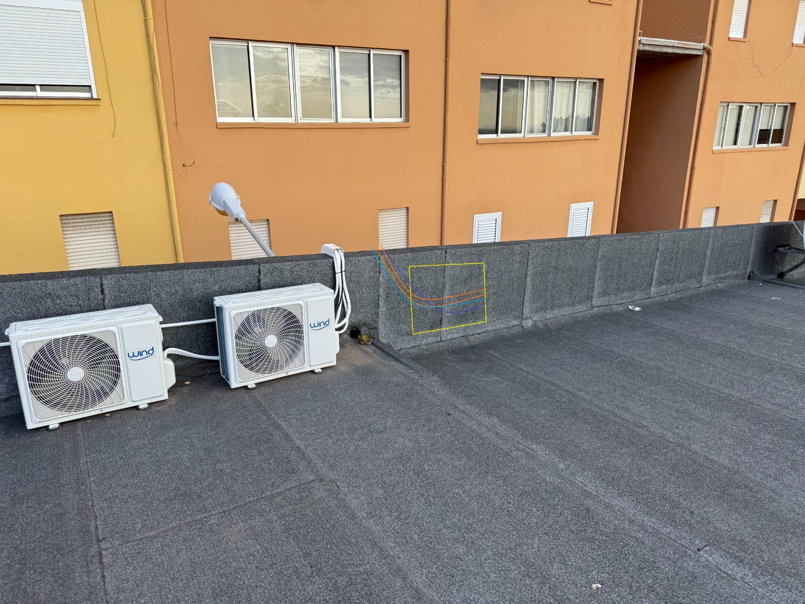 Instalación de doble unidad exterior de climatización en cubierta de edificio comercial en Tenerife