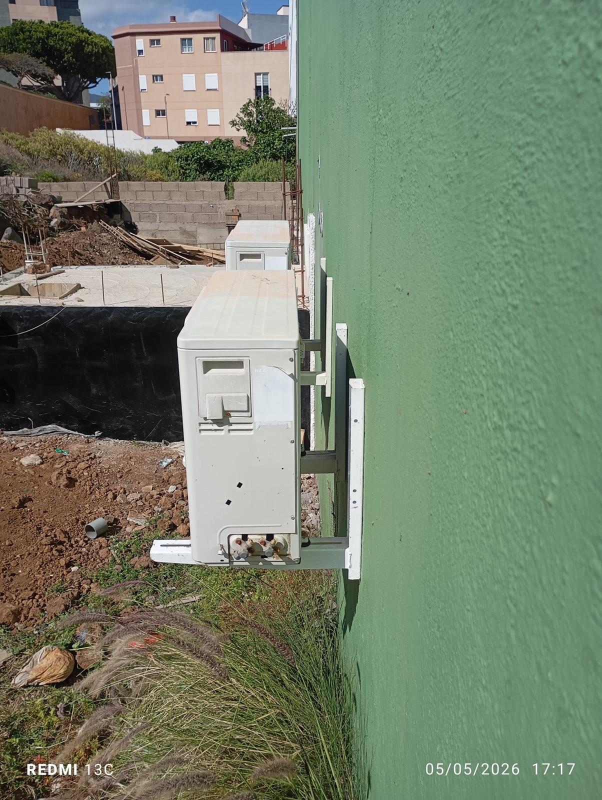 Instalación de aire acondicionado en altura con arnés y línea de vida en Tenerife