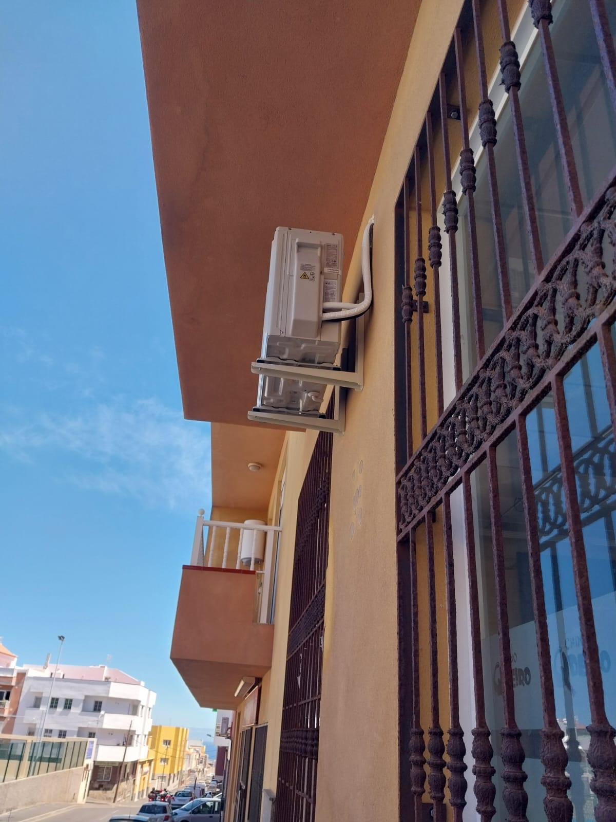 Mantenimiento de climatización en altura con sistema anticaídas homologado en Tenerife