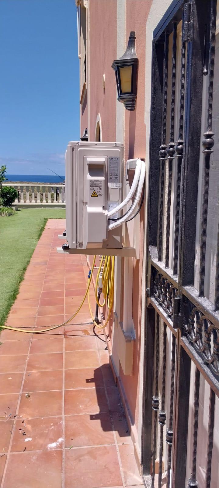 Instalación de aire acondicionado en vivienda unifamiliar de costa en Tenerife
