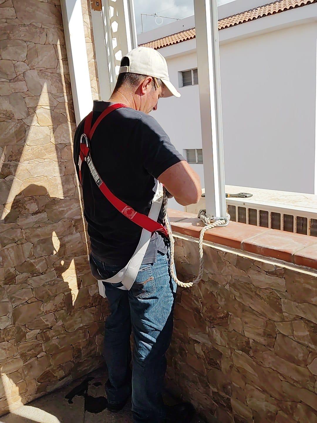 Instalación de unidad exterior de aire acondicionado Haier en porche de vivienda en Tenerife
