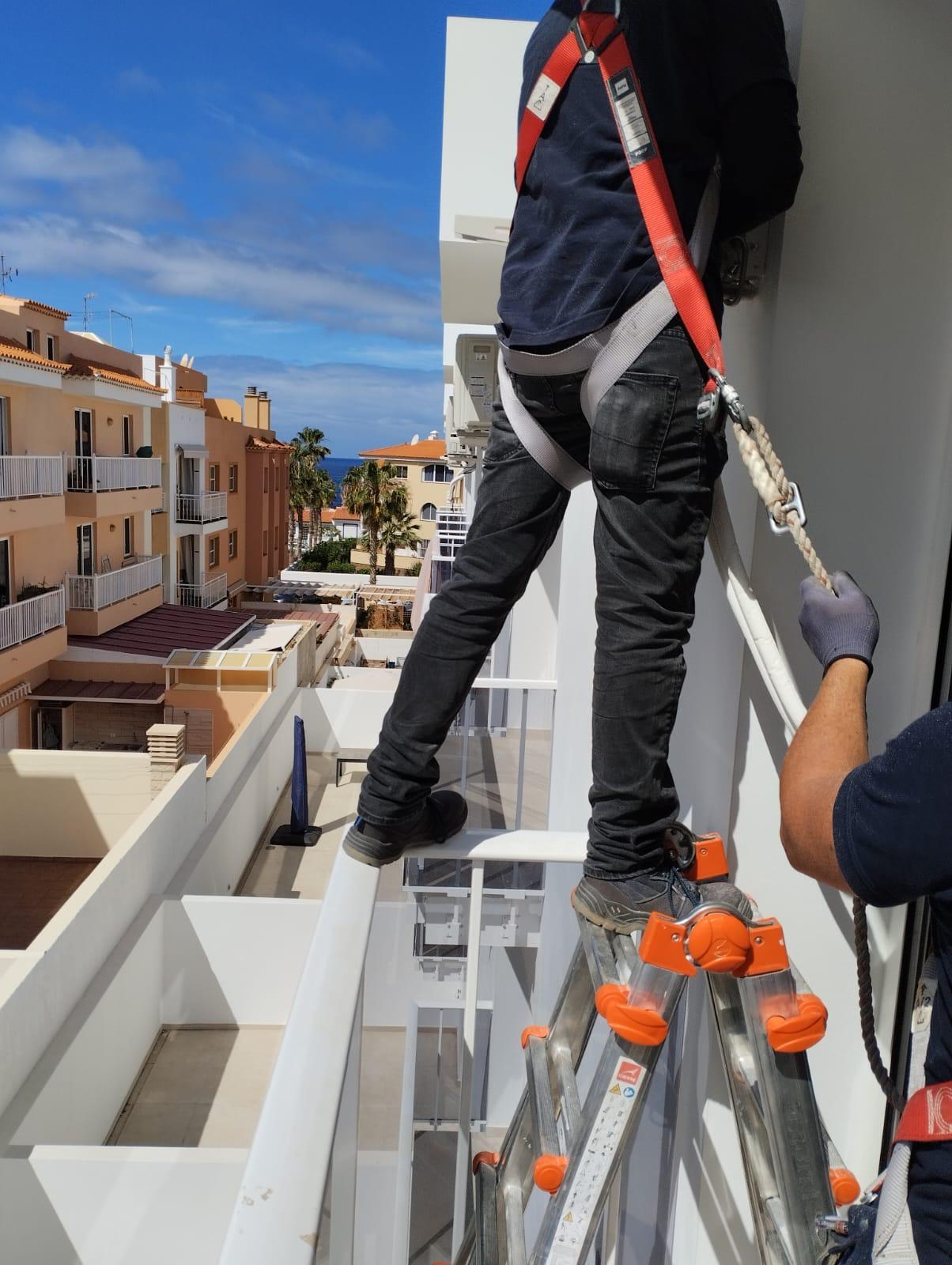 Instalación de split mural de aire acondicionado Mitsubishi en dormitorio en Tenerife